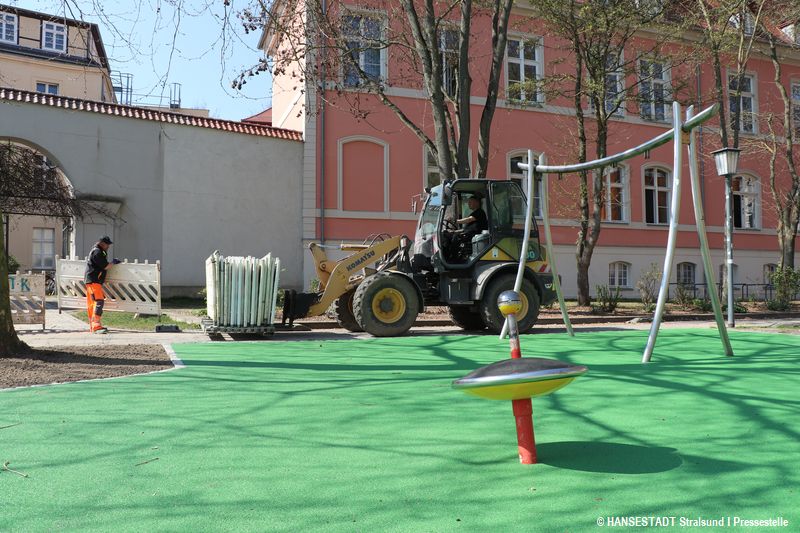 Die Bauarbeiten für den neuen Fallschutz auf dem Heilgeistspielplatz sind abgeschlossen