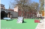 Spielplatz Heilgeiststraße mit neuem grasgrünen Fallschutz