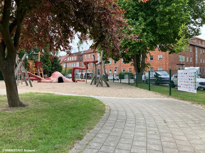 Spielplatz Smiterlowstraße mit METACOM-Tafel Spielplatz Smiterlowstraße mit METACOM-Tafel