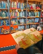 Ehrenamtler lesen in der Stadtbibliothek