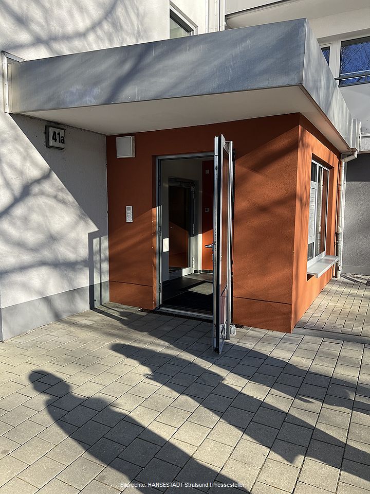 Eingang zur Bürgersprechstunde am Seiteneingang des Hochhauses mit der Hausnummer 41a