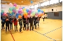 Kinder nehmen ihre neue Sporthalle in Besitz